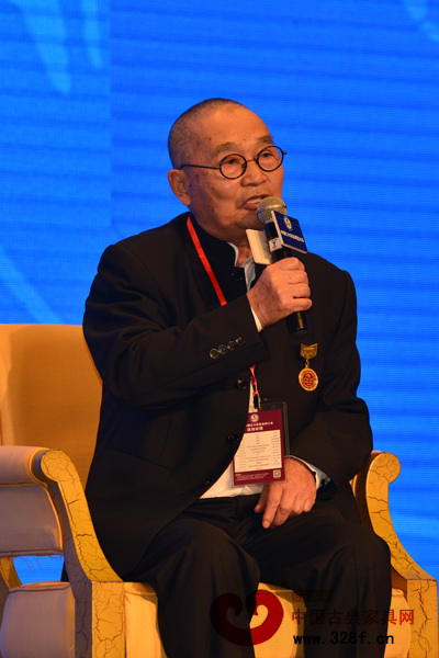 中南林業(yè)科技大學(xué)博士生導(dǎo)師胡景初在第二輪論壇上分享了中式家具的兩大特點(diǎn)