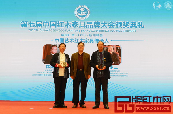 全國政協(xié)常委、全國工商聯(lián)原常務(wù)副主席孫安民（中）為“中國藝術(shù)紅木家具傳承人”獲獎(jiǎng)?wù)撸|莞國壽紅木董事長陳國壽、東陽卓木王紅木董事長杜承三）頒牌