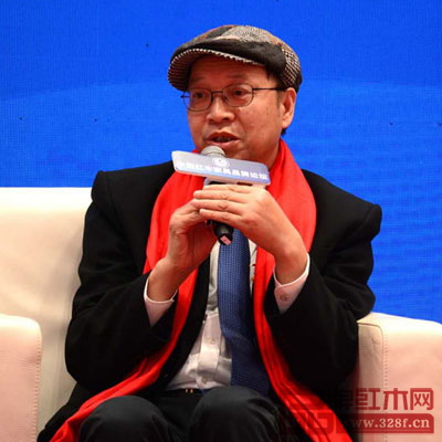 全聯(lián)藝術(shù)紅木家具專業(yè)委員會(huì)專家顧問、教育部教學(xué)改革示范專業(yè)“家具設(shè)計(jì)與制造”專業(yè)帶頭人彭亮