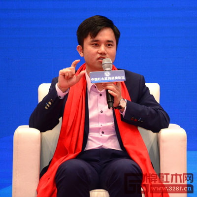 全聯(lián)民間文物藝術(shù)品商會(huì)藝術(shù)紅木家具專業(yè)委員會(huì)執(zhí)行會(huì)長、弘木傳媒CEO林偉華