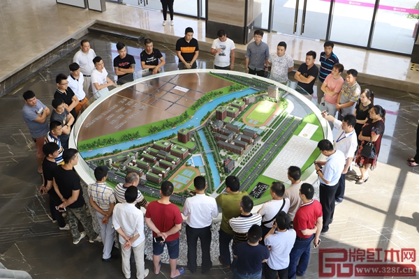 廣作紅木研究院調(diào)研工作組共同參觀江門廣雅學校整體規(guī)劃模型
