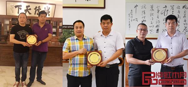 廣作紅木研究院主席團(tuán)主席授牌儀式，圖左起為錦東紅木家具城柯宏健、恒匯紅木家具城劉傳彬、匯楹紅木家具城何文照