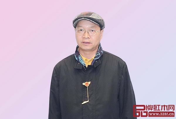 全聯(lián)藝術(shù)紅木家具專業(yè)委員會專家顧問、教育部教學(xué)改革示范專業(yè)“家具設(shè)計與制造”專業(yè)帶頭人彭亮