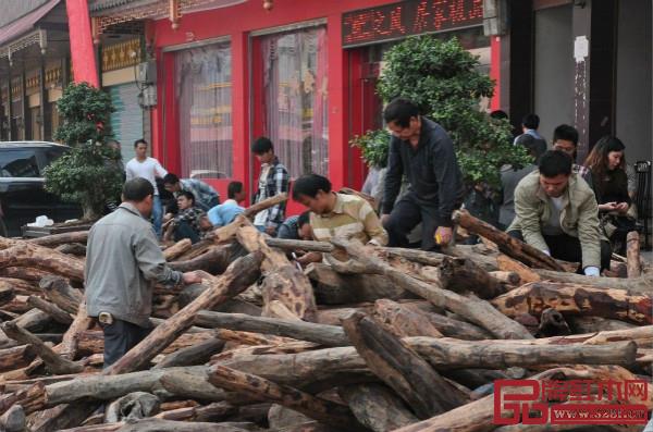 2013年，仙游街上都是搶著挑選木頭的人