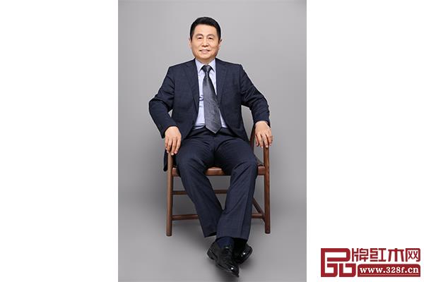 張輝，全聯(lián)藝術(shù)紅木家具專業(yè)委員會專家顧問、明清家具研究學(xué)者