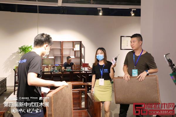 展會(huì)期間，騰訊家居主播走進(jìn)古木印象展館，探秘柬埔寨黑酸枝精品家具之魅力