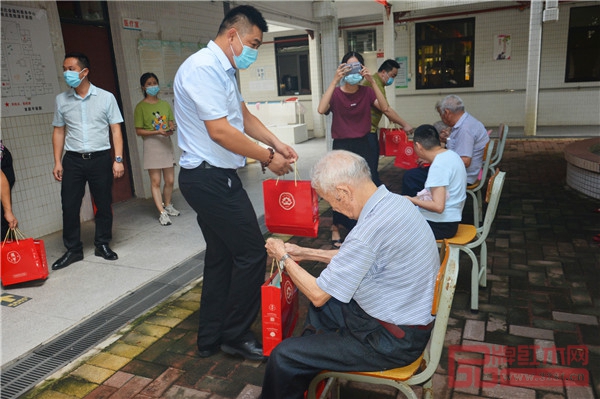 廣作研究院院長(zhǎng)尹付林親自為老人們送上中秋禮品