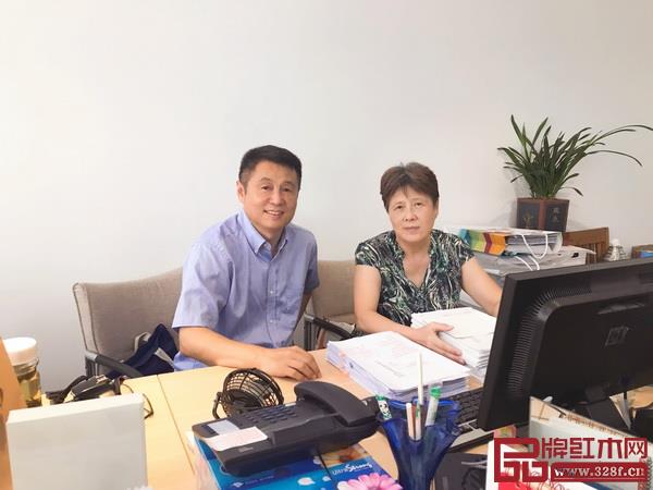  筆者與責(zé)任編輯徐小燕老師（2018年）