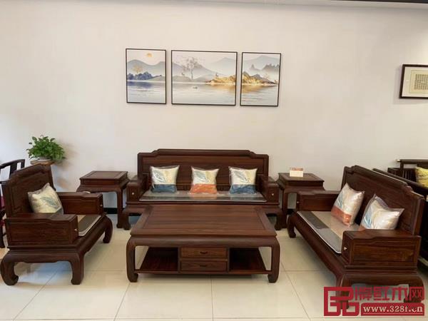創(chuàng)輝紅木十分注重產(chǎn)品的打造，不僅建立規(guī)模巨大新廠房保證出品力，更是花重力不斷研發(fā)新產(chǎn)品