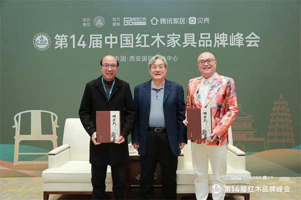 全國人大法律委員會原副主任、全國政協(xié)原常委、全國工商聯(lián)原常務(wù)副主席孫安民（中）卓木王董事長杜承三（左）、總裁杜長江（右）贈書