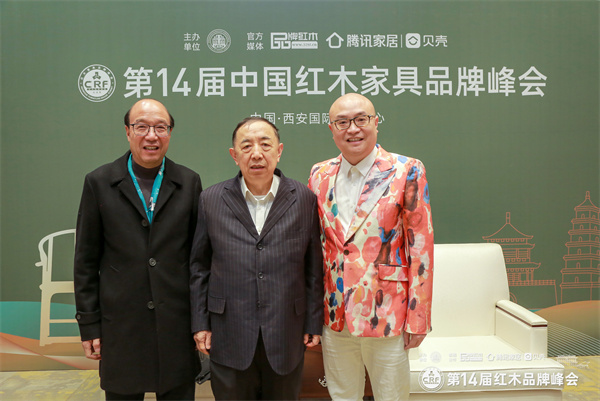 卓木王董事長杜承三（左）、總裁杜長江（右）與國務(wù)院參事室特邀研究員、國家人社部原副部長、中國勞動學(xué)會會長楊志明(中）合影留念