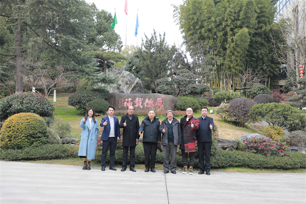 國家人社部原副部長楊志明（右四）、世界博物館協(xié)會亞太聯(lián)盟原主席張柏（右三）、品牌紅木CEO林偉華（左二）蒞臨卓木王參觀并與卓木王董事長杜承三（左三）、總裁杜長江（右二）合影留念