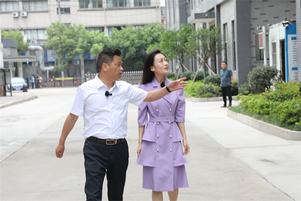全國工商聯(lián)藝術紅木家具專業(yè)委員會主席團主席、浙江省工藝美術大師、李忠信紅木董事長李忠信（左）給主持人介紹專屬工業(yè)園區(qū)