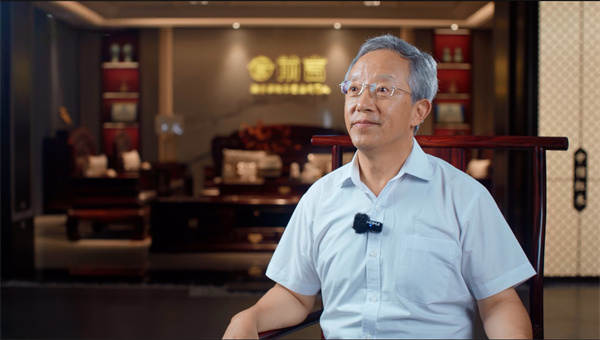 全國工商聯(lián)藝術紅木家具專業(yè)委員會專家顧問、華南農業(yè)大學教授李凱夫