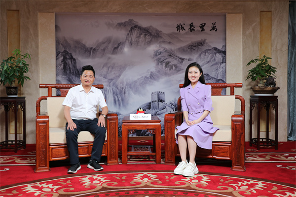 全國工商聯(lián)藝術紅木家具專業(yè)委員會主席團主席、浙江省工藝美術大師、李忠信紅木董事長李忠信（左）接受主持人專訪