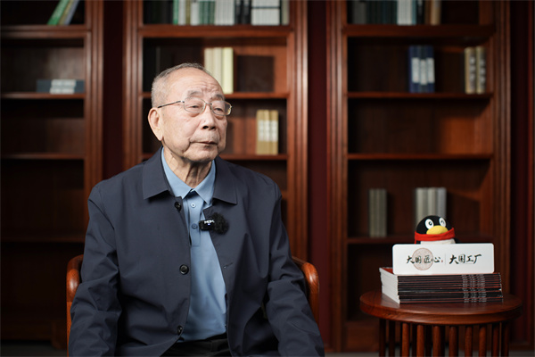 全國(guó)工商聯(lián)藝術(shù)紅木家具專業(yè)委員會(huì)專家顧問、《紅木家具通用技術(shù)條件》標(biāo)準(zhǔn)主要起草人曹新民