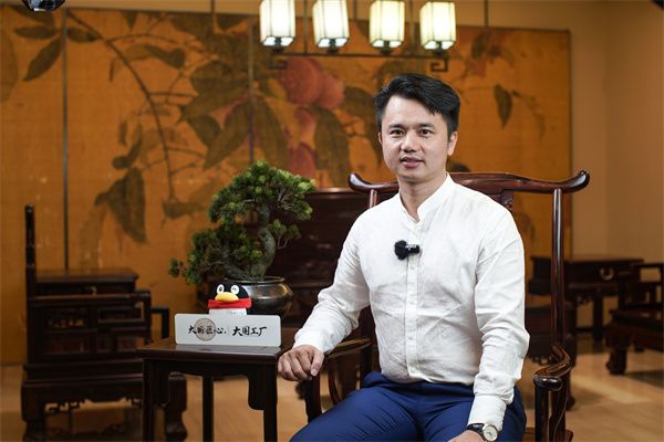 全聯(lián)藝術(shù)紅木家具專業(yè)委員會(huì)執(zhí)行會(huì)長(zhǎng)、品牌紅木創(chuàng)始人、CEO林偉華