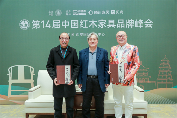 全國人大法律委員會(huì)原副主任、全國政協(xié)原常委、全國工商聯(lián)原常務(wù)副主席孫安民（中）卓木王董事長杜承三（左）、總裁杜長江（右）贈(zèng)書