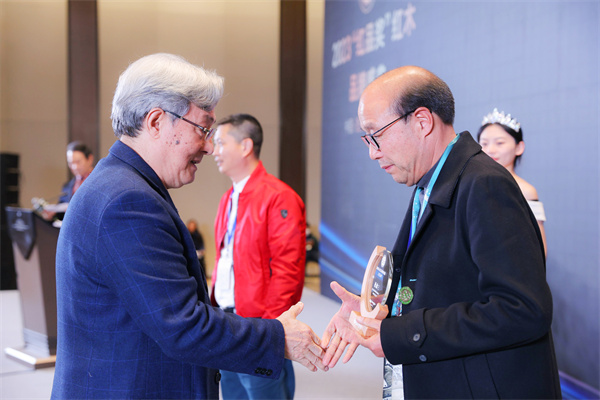 全國人大法律委員會(huì)原副主任、全國政協(xié)原常委、全國工商聯(lián)原常務(wù)副主席孫安民（左）為卓木王總裁杜承三（右）頒獎(jiǎng)
