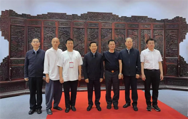 深圳紅木企業(yè)：美聯(lián)家私榮膺工美巔峰獎項，總設(shè)計師胡冠軍獲譽非遺工匠