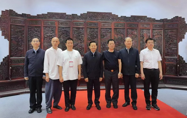 再創(chuàng)佳績！美聯(lián)紅木力作問鼎工藝美術(shù)“百鶴金鼎獎”
