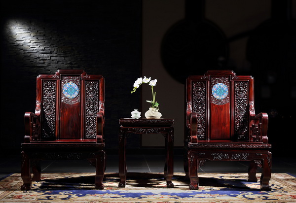曹兆庭大師領(lǐng)銜創(chuàng)作的《國賓沙發(fā)》被北京釣魚臺國賓館收藏，并多次用于重要外賓接待