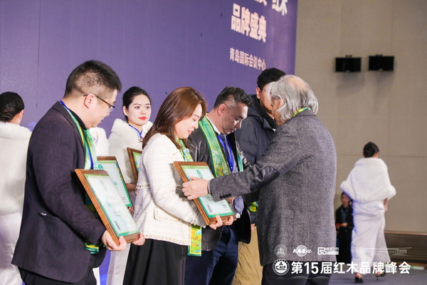全國工商聯(lián)民間文物藝術(shù)品商會創(chuàng)會會長宋建文為凹凸傳奇頒發(fā)“2024紅木家具四大藝術(shù)品牌”牌匾