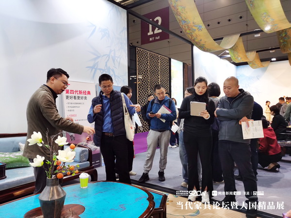 博大家居《芳華沙發(fā)》備受觀展商關注，展位現(xiàn)場人氣火爆