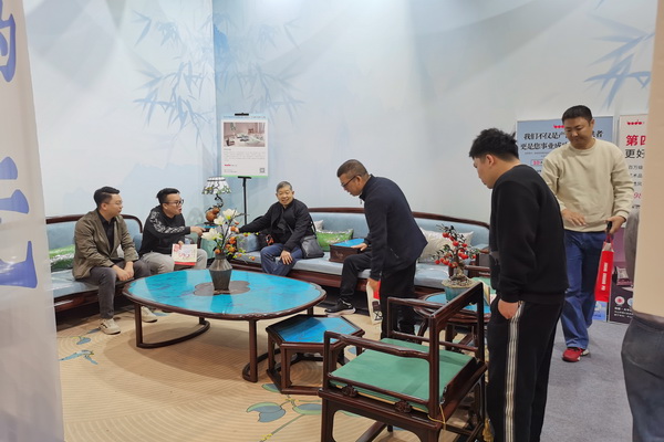 博大家居《芳華沙發(fā)》備受觀展商關注，展位現(xiàn)場人氣火爆