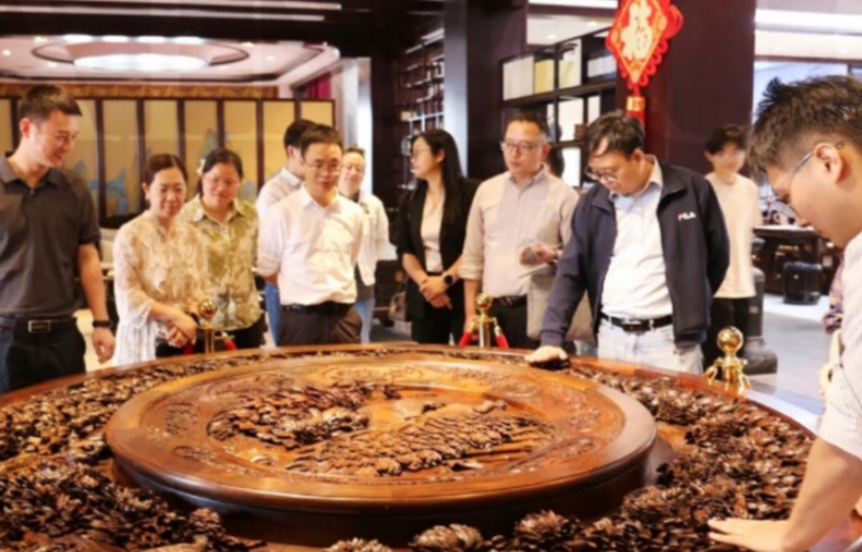 東陽木雕省地協(xié)同項目領(lǐng)導專家蒞臨明堂家居考察調(diào)研