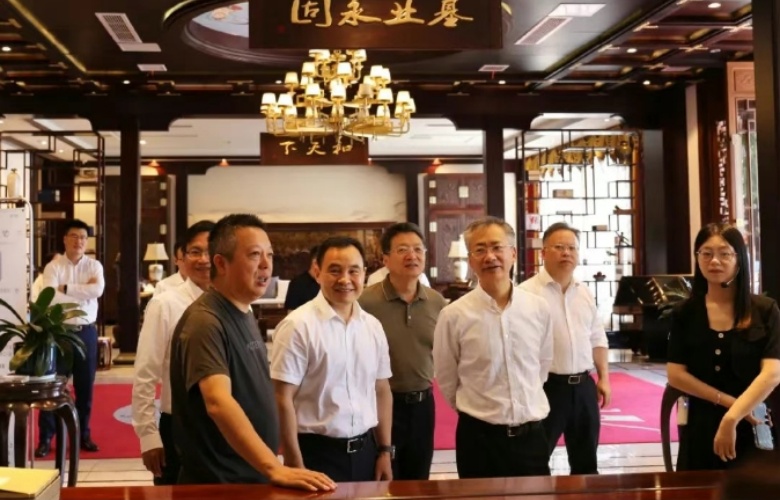 省工商聯(lián)黨組書記鄭敏強一行蒞臨明堂家居考察調(diào)研