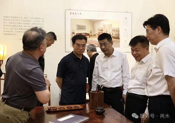 右一：福建省工業(yè)和信息化廳副廳長 鄭偉；右二：福建省工業(yè)和信息化廳黨組書記、廳長 陳建業(yè)；右三：福建省工業(yè)和信息化廳黨組成員、副廳長 陳傳芳；右四：福建省人大常委會黨組書記、副主任 福建省總工會主席周聯(lián)清；右五：福建省工藝美術(shù)行業(yè)發(fā)展促進(jìn)中心主任鄭榮興 共同欣賞交流海南黃花梨文人家具